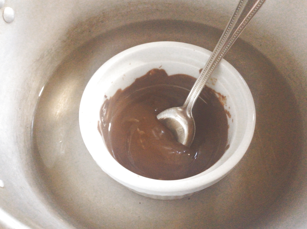 チョコレートを湯煎にかける