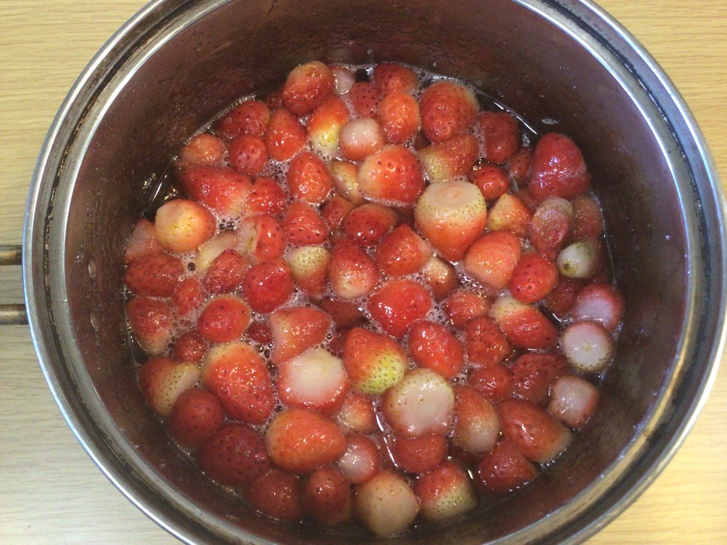 イチゴが柔らかくなるまで煮る